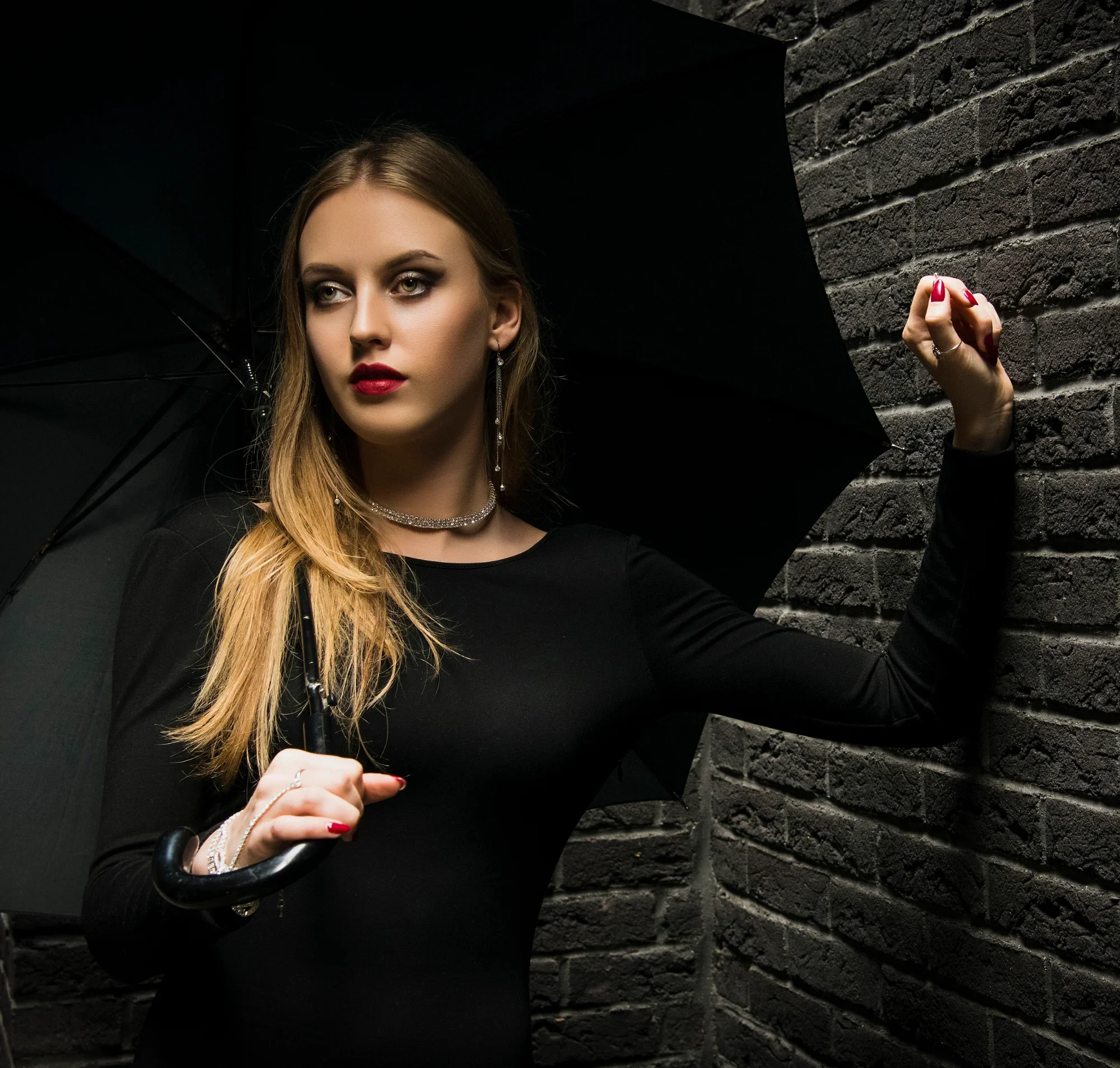 Portret z czarnym parasolem