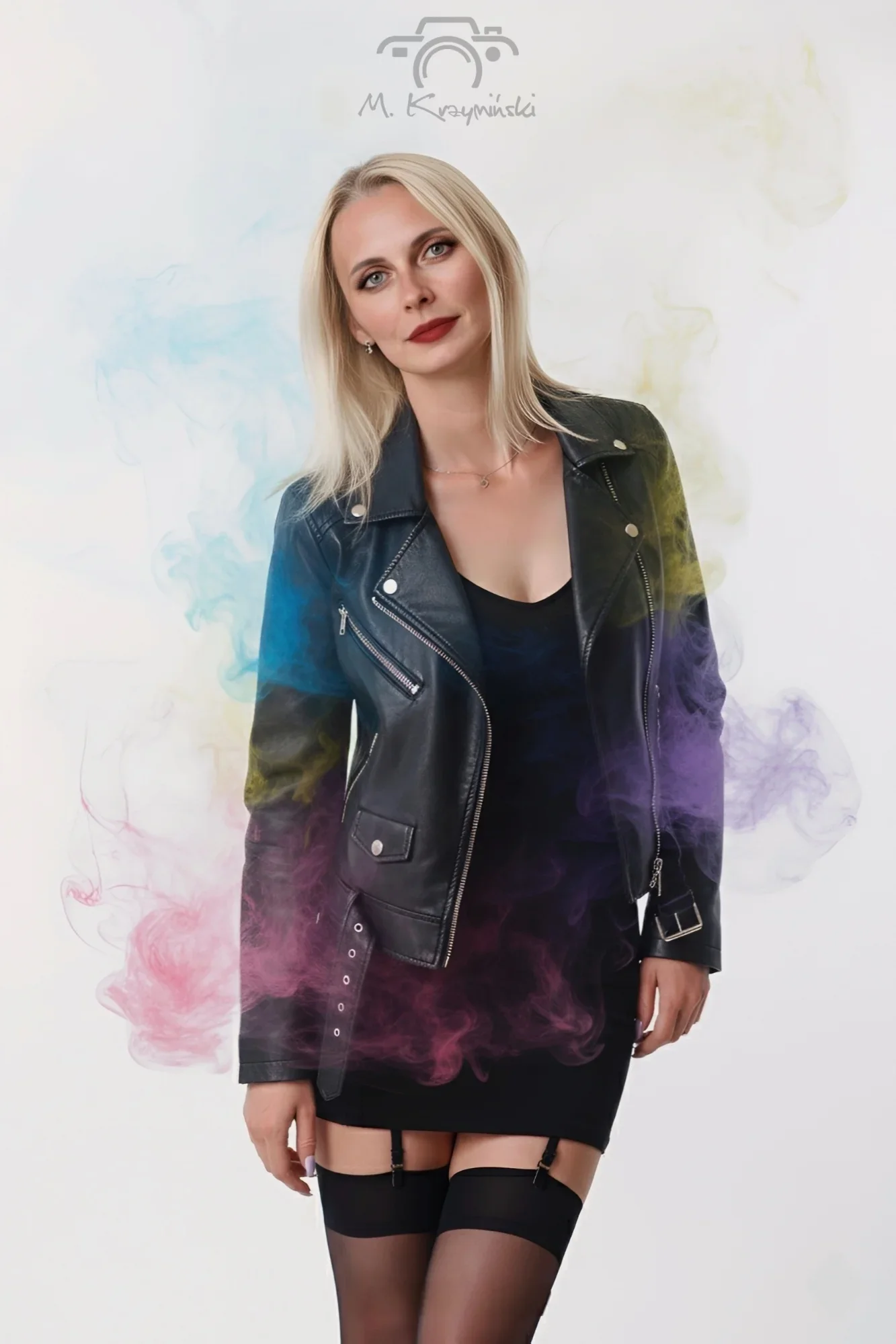 Blondynka w skórzanej kurtce i czarnych pończochach szła przed siebie jak buntownicza myśl — elegancka, niepokorna, z ciszą mówiącą więcej niż słowa.
