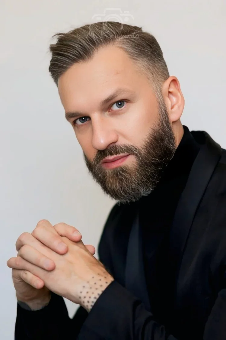 Męska twarz to połączenie siły i spokoju — potrafi milczeć głośniej niż słowa i mówić prawdę jednym spojrzeniem.