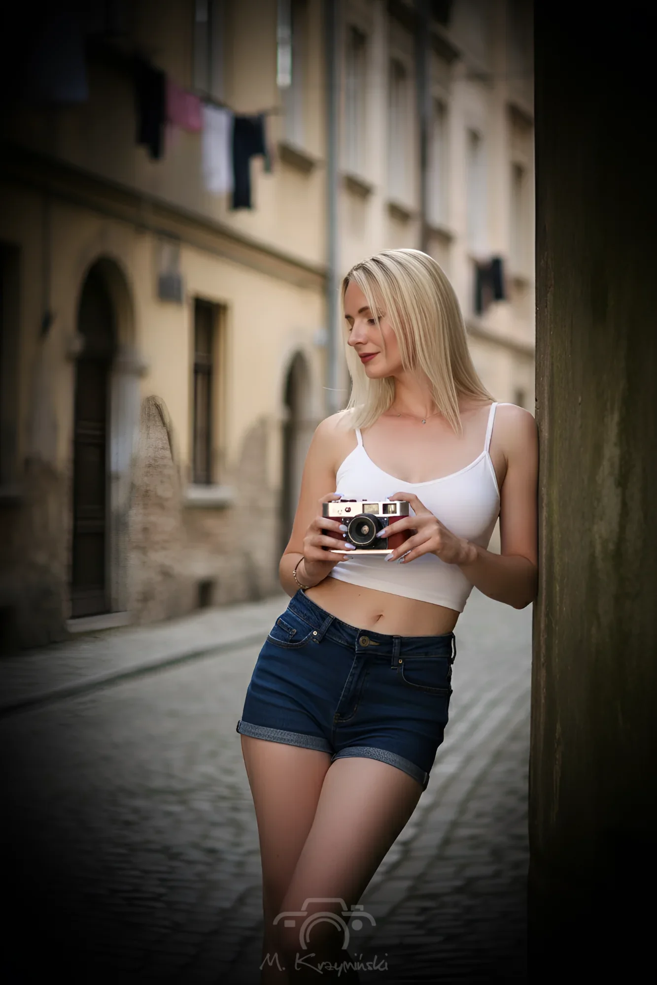 "Blondynka z analogiem to niebezpieczne połączenie. Ma tylko 36 klatek, by sprawić, że zapomnisz o całym świecie, i zazwyczaj wystarcza jej ta pierwsza.”