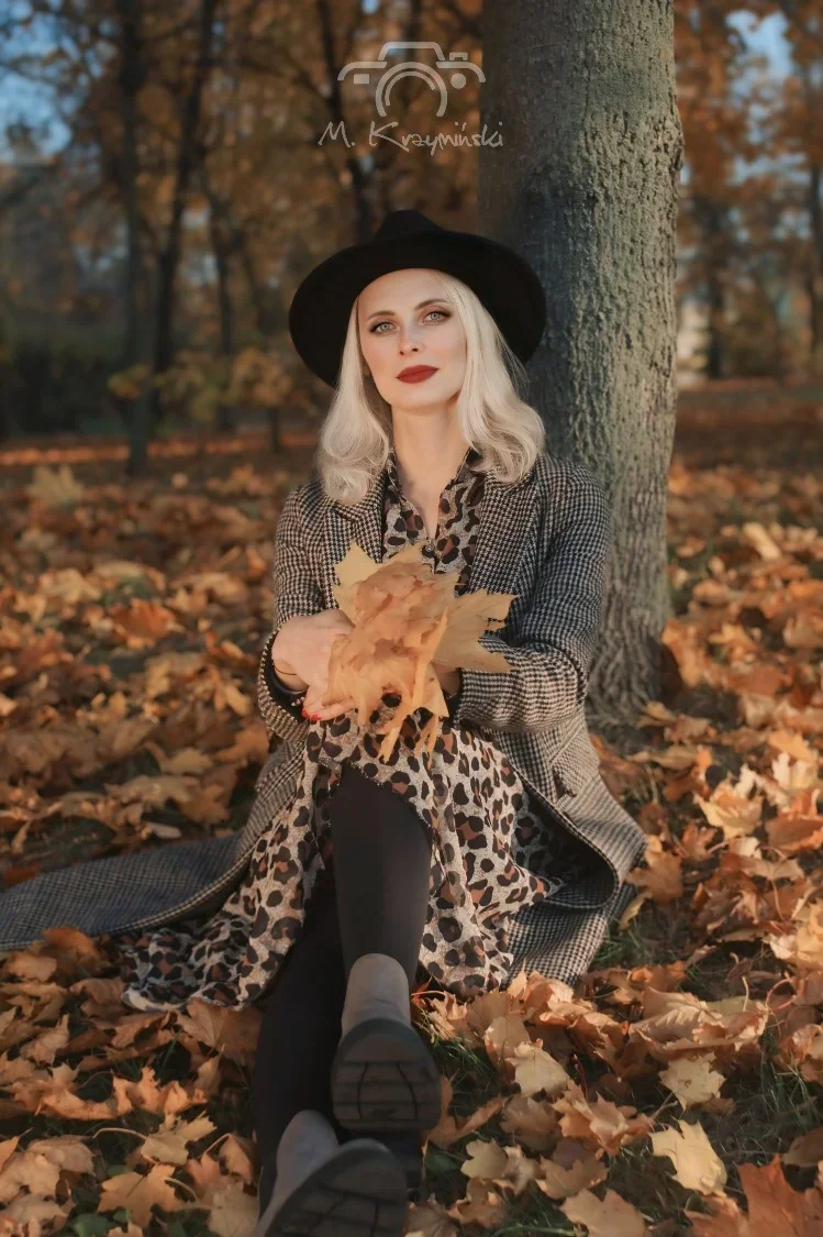 Jesień miała wszystkie kolory świata, ale i tak najjaśniejszym był jej blond.