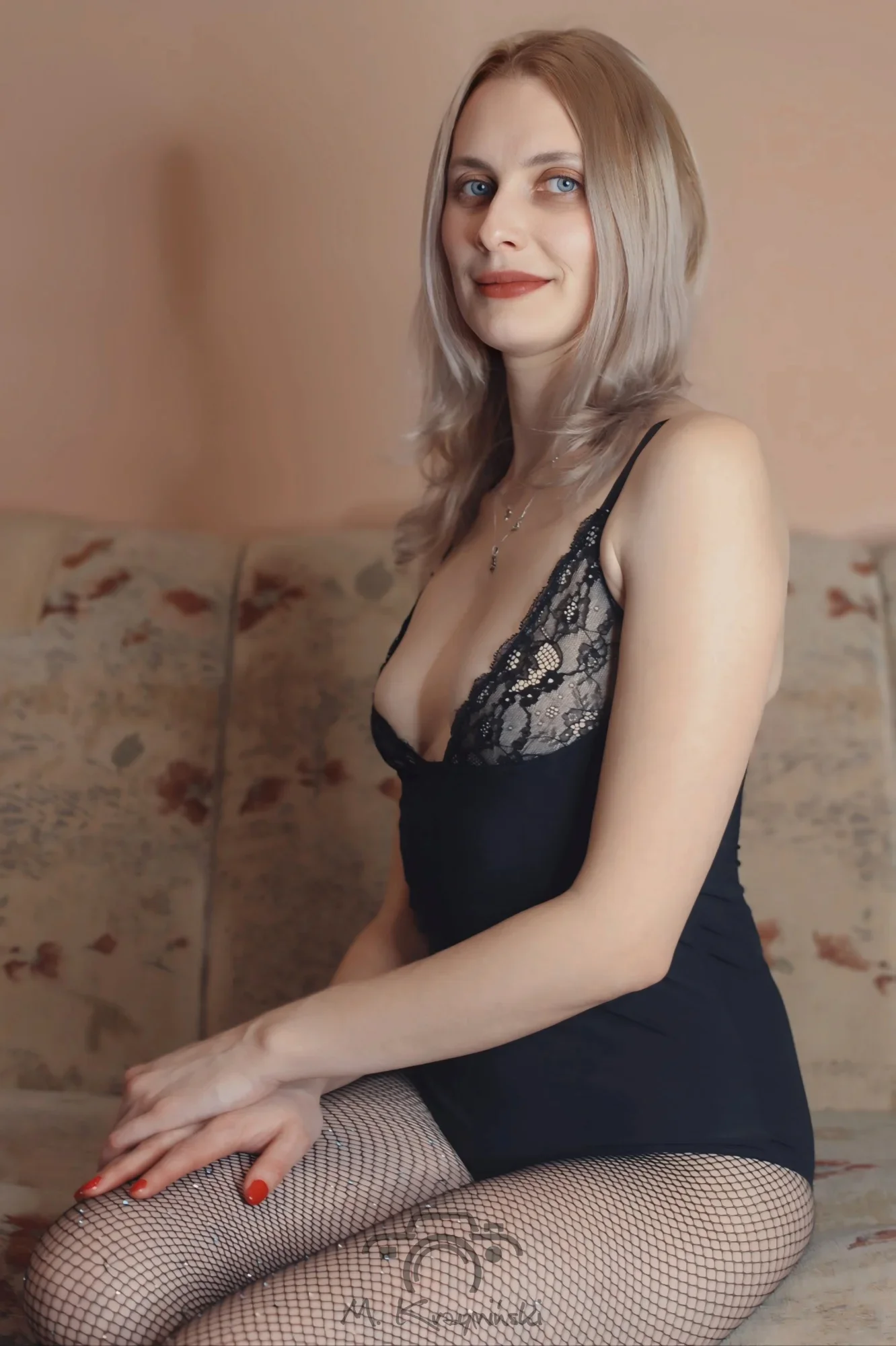 Blond. Czerń. Między nimi – cisza, która miała więcej do powiedzenia niż tysiąc słów.