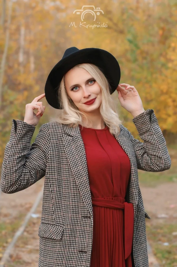 Jesień miała kolor jej blond włosów i strukturę wełnianego płaszcza, który szeleścił w rytm opadających liści.