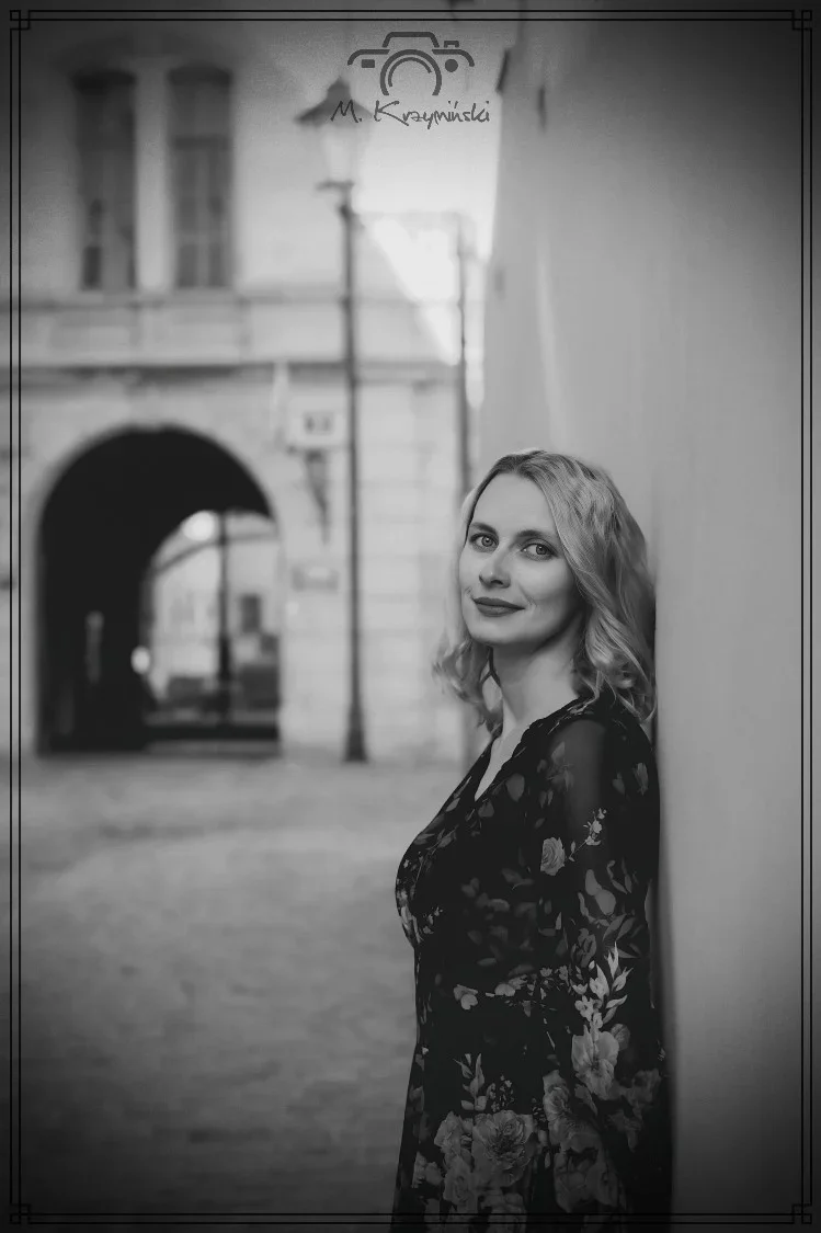 "Blondynka w sercu dawnego Krakowa – kontrast idealny między tym, co ulotne, a tym, co wieczne.”